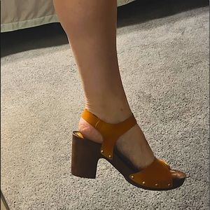 Pierre Dumas size 9 faux wood block heel